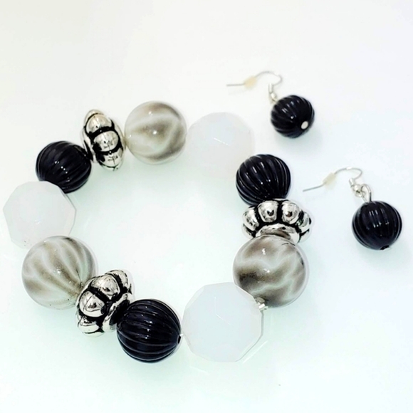2472EB107. Handmade Black & Silver Bracelet with Earrings. - Picture 3 of 6